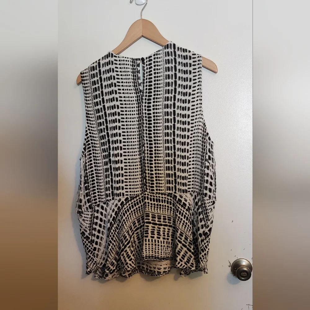 Ava & Viv Black and White Patterned Blouse - Picture 4 of 4